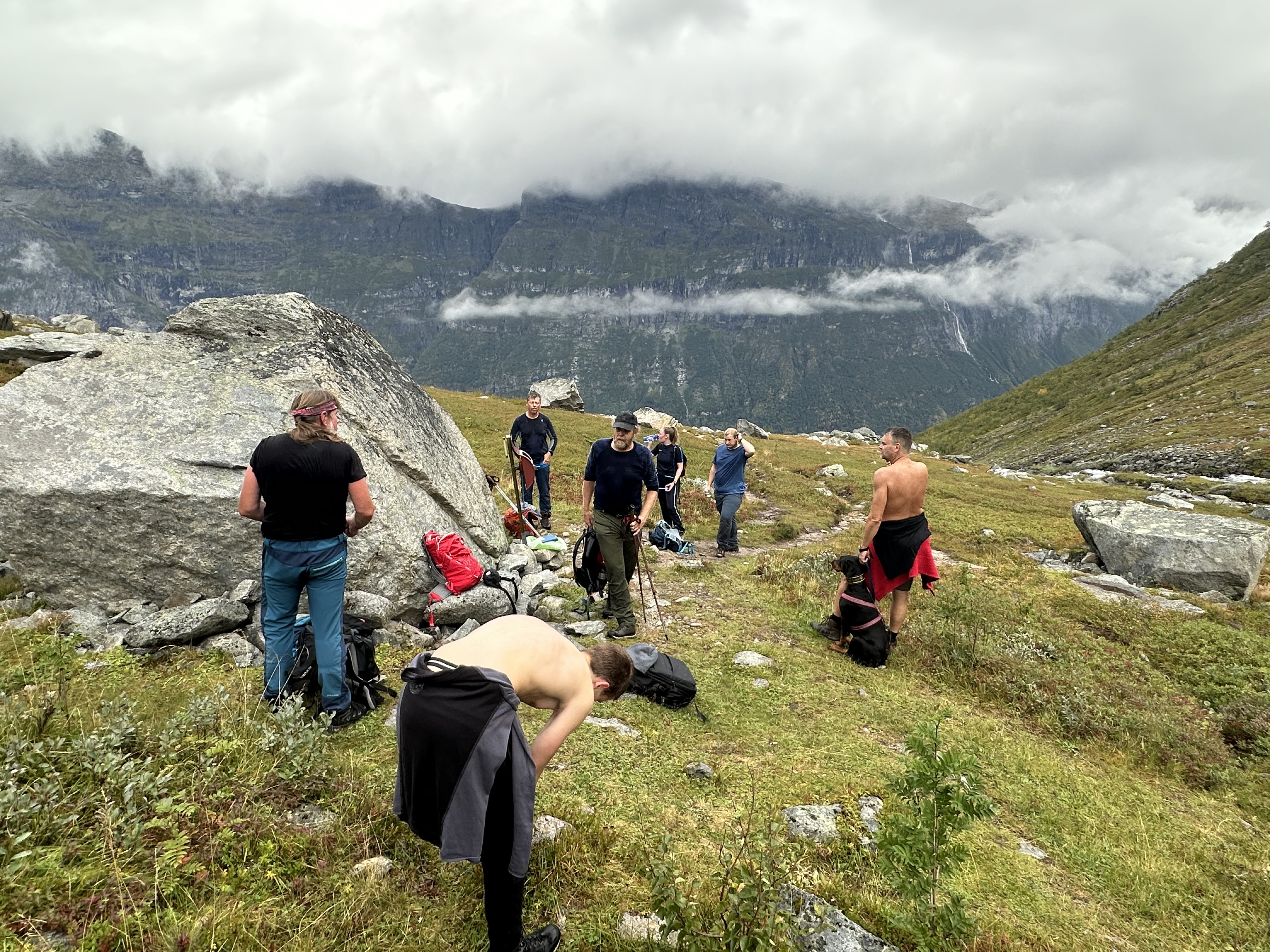 Turfølget har pause med utsikt mot tåkelagte fjell