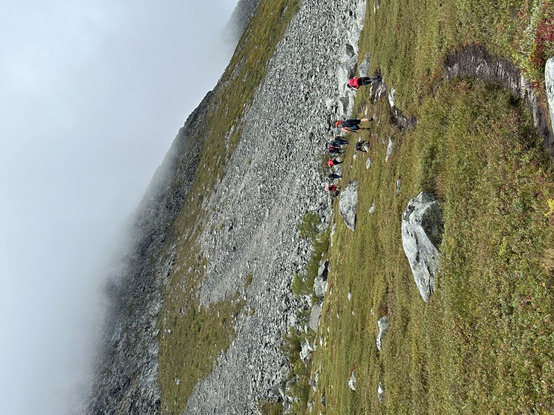 Tåke ned langs fjellsiden 