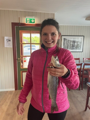 Elise fiske med dagens fangst fra Aursjøen 