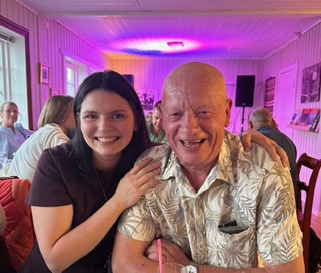 Elise og stamgjesten Jon smiler bredt i godt selskap