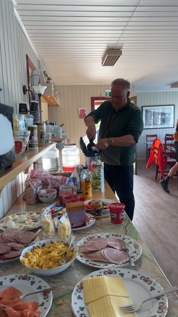 Bjørn forbereder frokost til gjestene 