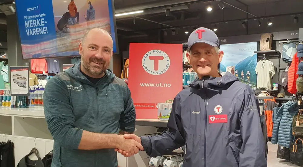 Butikksjef Sport 1 og daglig leder DNT Harstad utveksler håndtrykk
