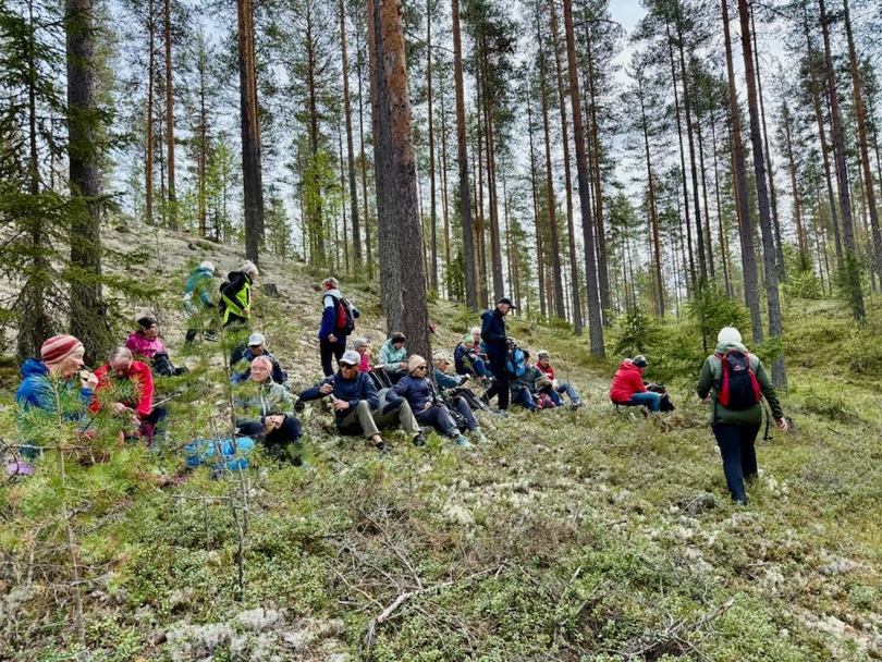 Turgruppe tar matpause i skogen.