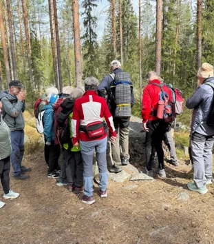 En gruppe mennesker på tur