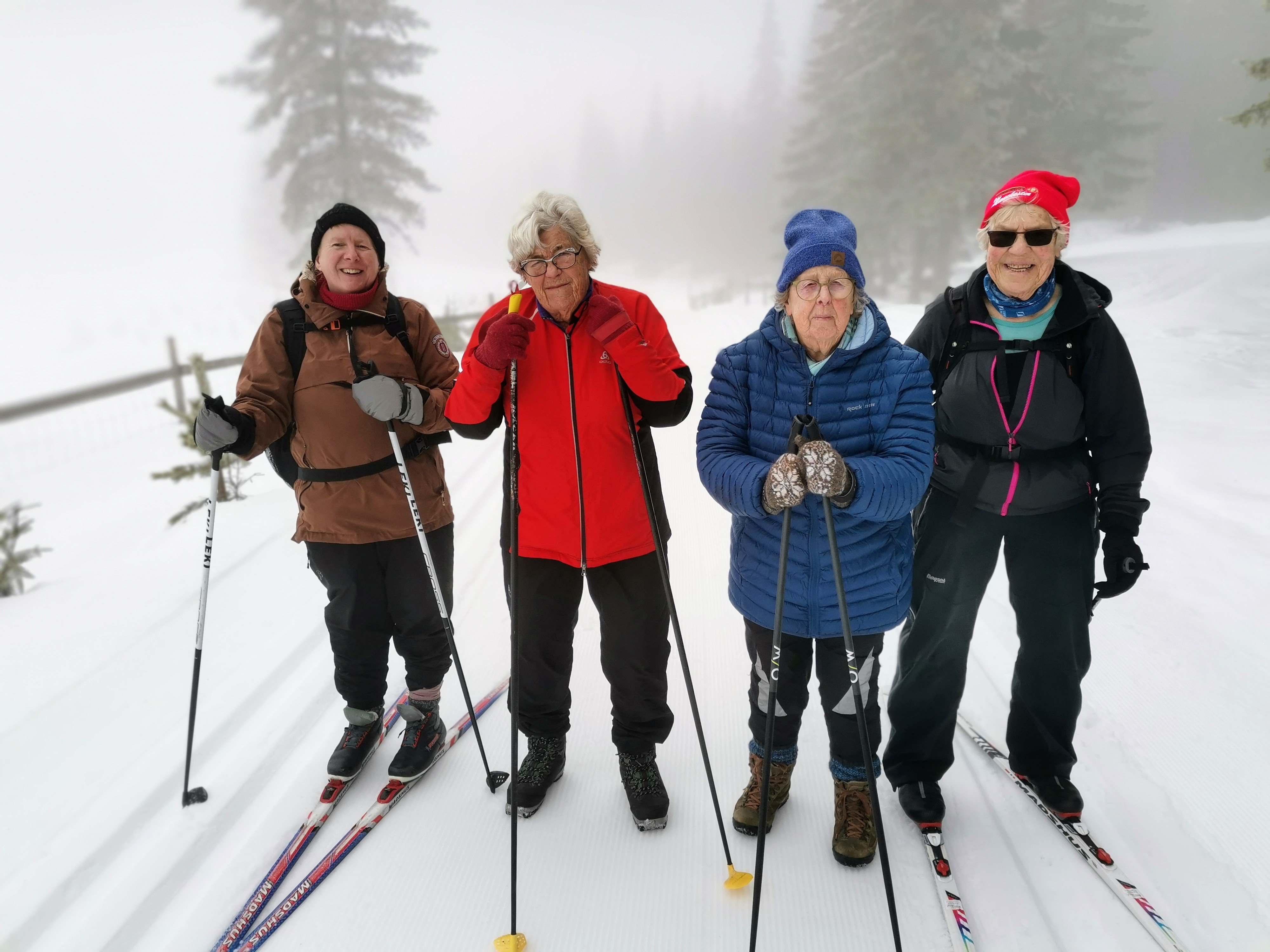 Flere damer på tur i tåka.