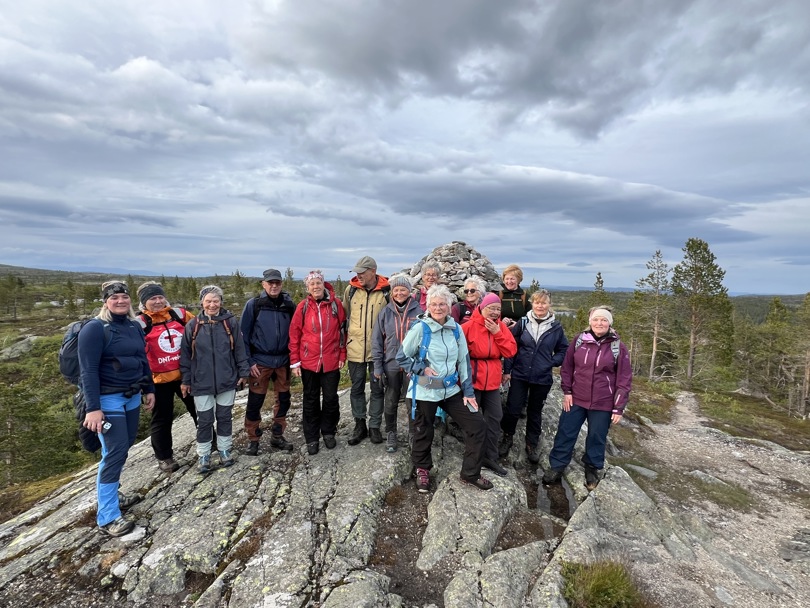 Mennesker står ute ved et fjell