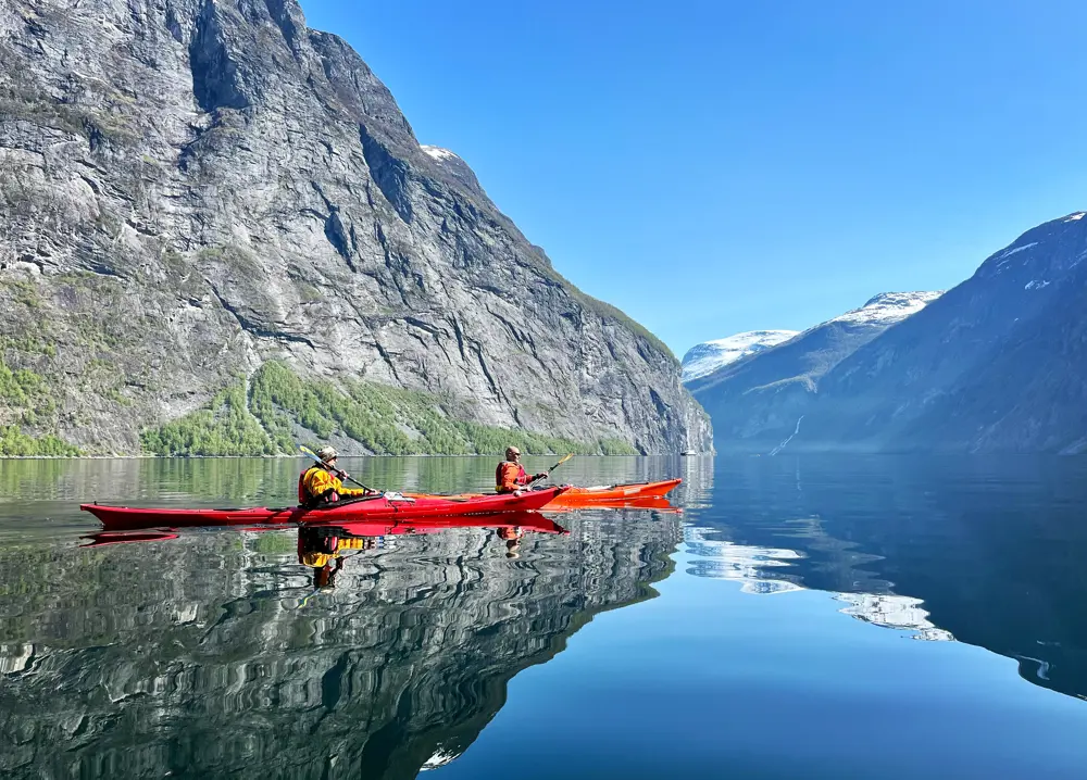 Padlere på speilblank Geirangerfjord