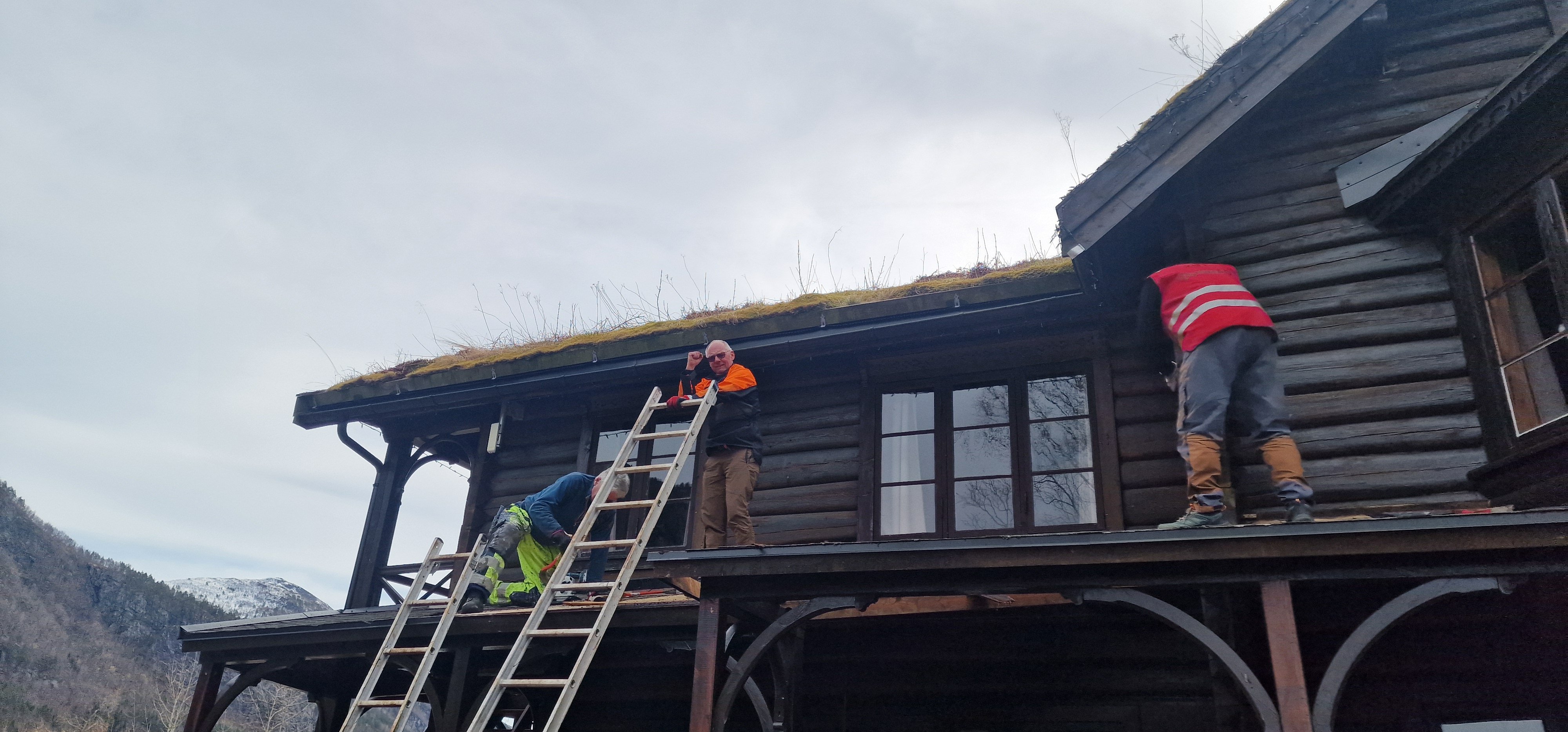 Personer som jobber p&aring; tak