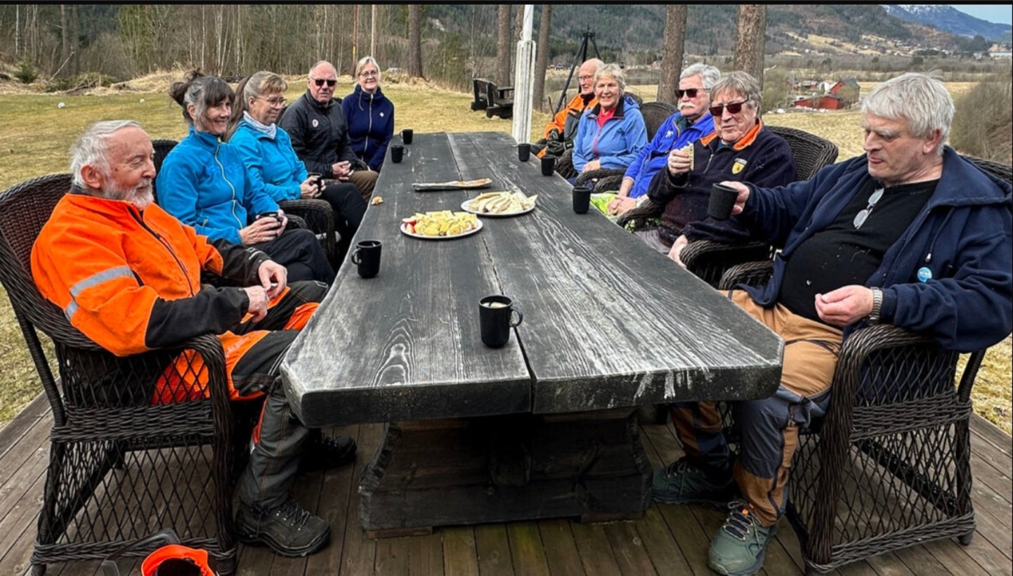 Dugnadspersoner har en liten kaffepause