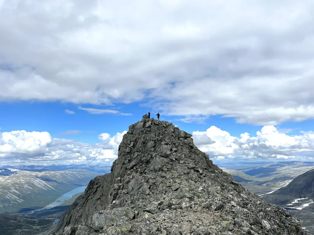 To personer som står på en fjelltopp