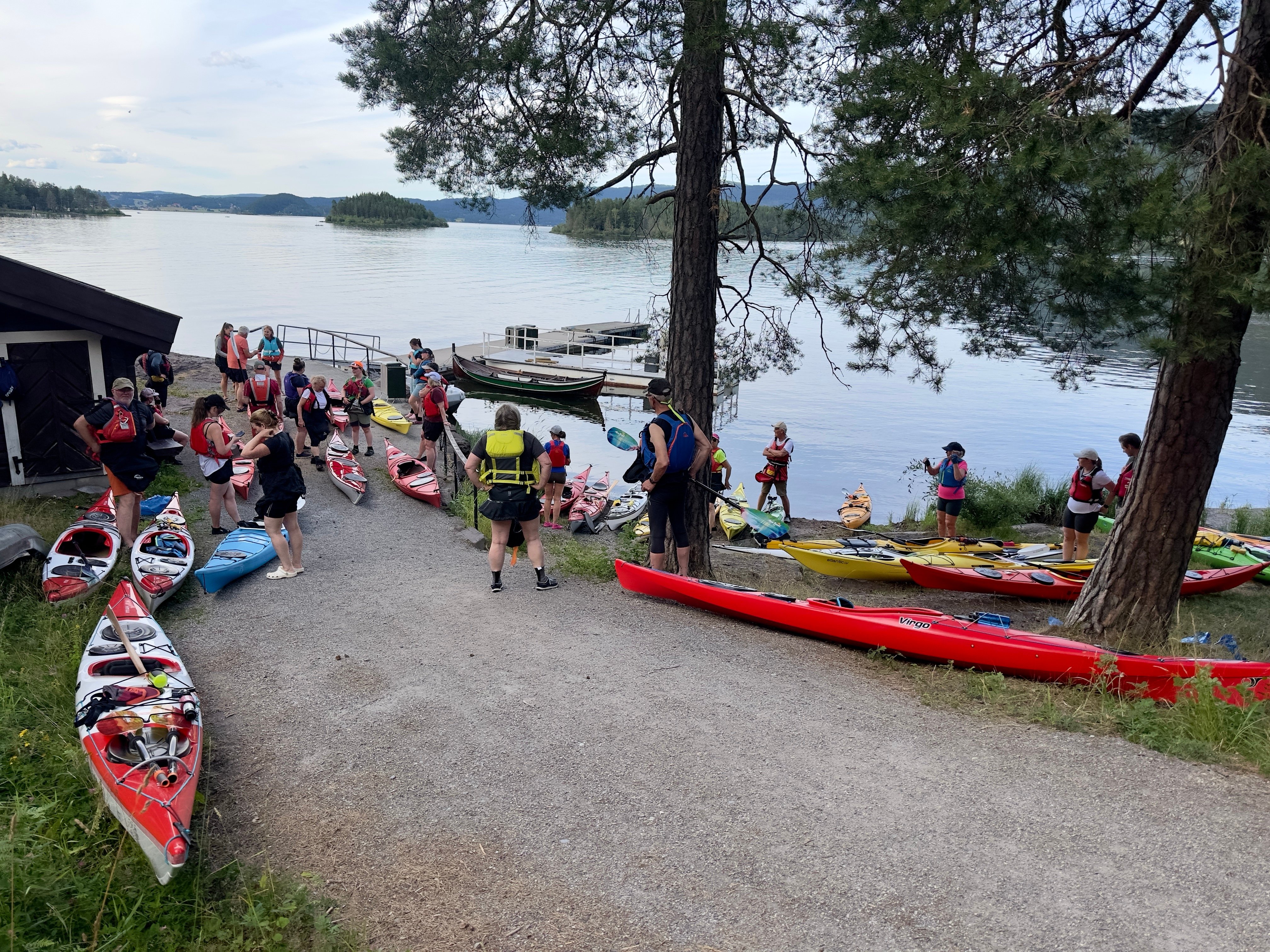 Bildet viser kajakkpadlere p&aring; Sundvollstranda, klare for tur.
