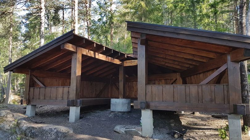 Stor gapahuk med tilrettelagt bålplass