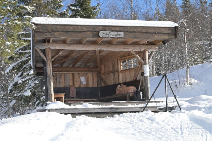 Gapahuk med bålplass i vinterlandskap