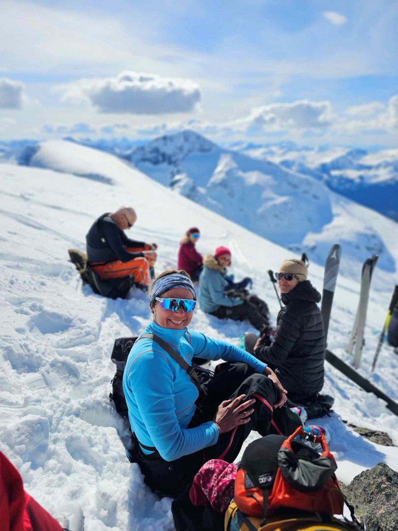 Glad turgjeng på toppen av fjellet
