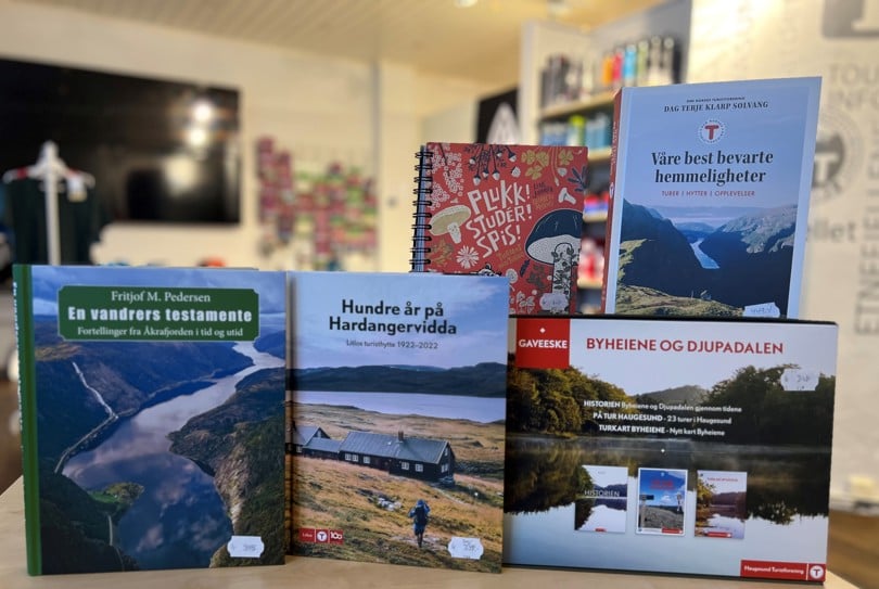 Noen av bøkene til salgs hos Haugesund Turistforening.
