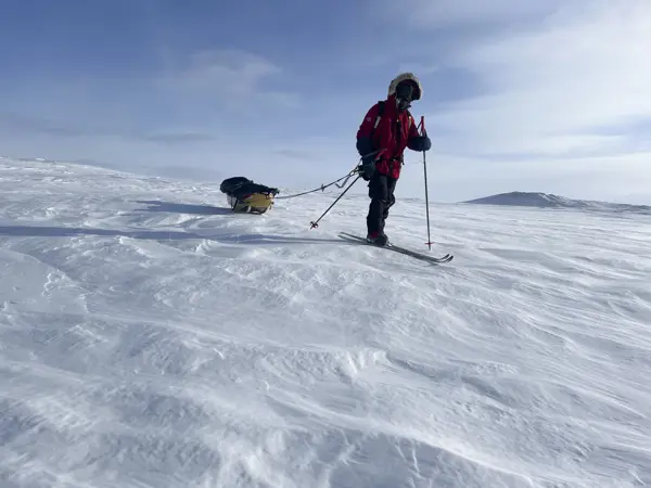 Skiløper drar pulk