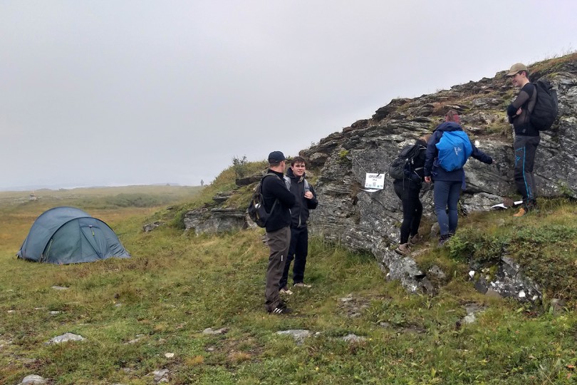 Et turfølge på fem stykker på Løpsfjellet i tåka.