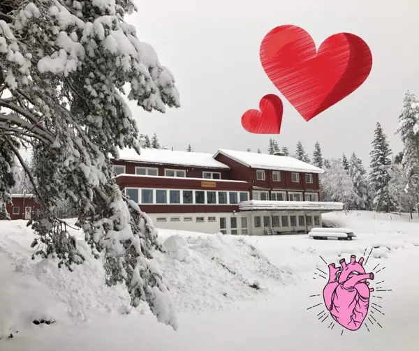 Rød bygning med snø. Hjerter som ekstra element