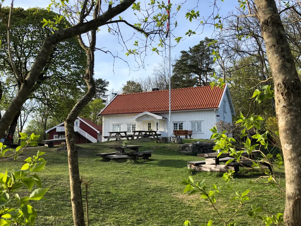 Knudsrød turisthytte ligger idyllisk til i Hortensmarka like øst for Borrevannet.