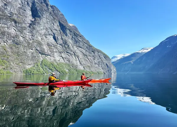 Padler på vakker fjord