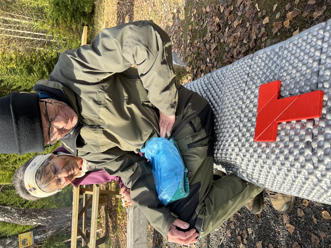 Liv Grete og Leif Erik Grønvold har fått en rød T tangram i gave av Hans Kroglund