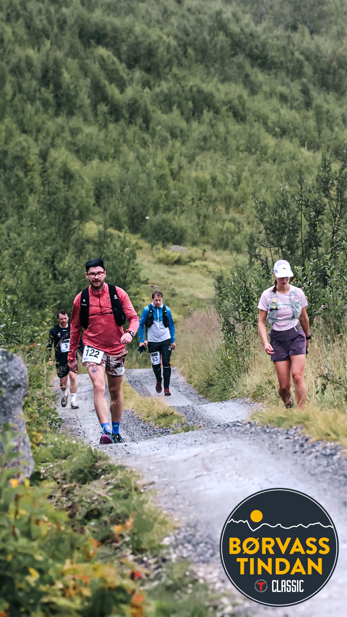 L&oslash;pere under fjell&oslash;p p&aring; vei opp en bratt traktorvei.