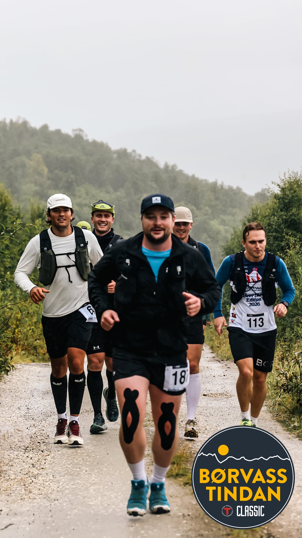 L&oslash;pere under fjell&oslash;p p&aring; vei opp en bratt traktorvei.