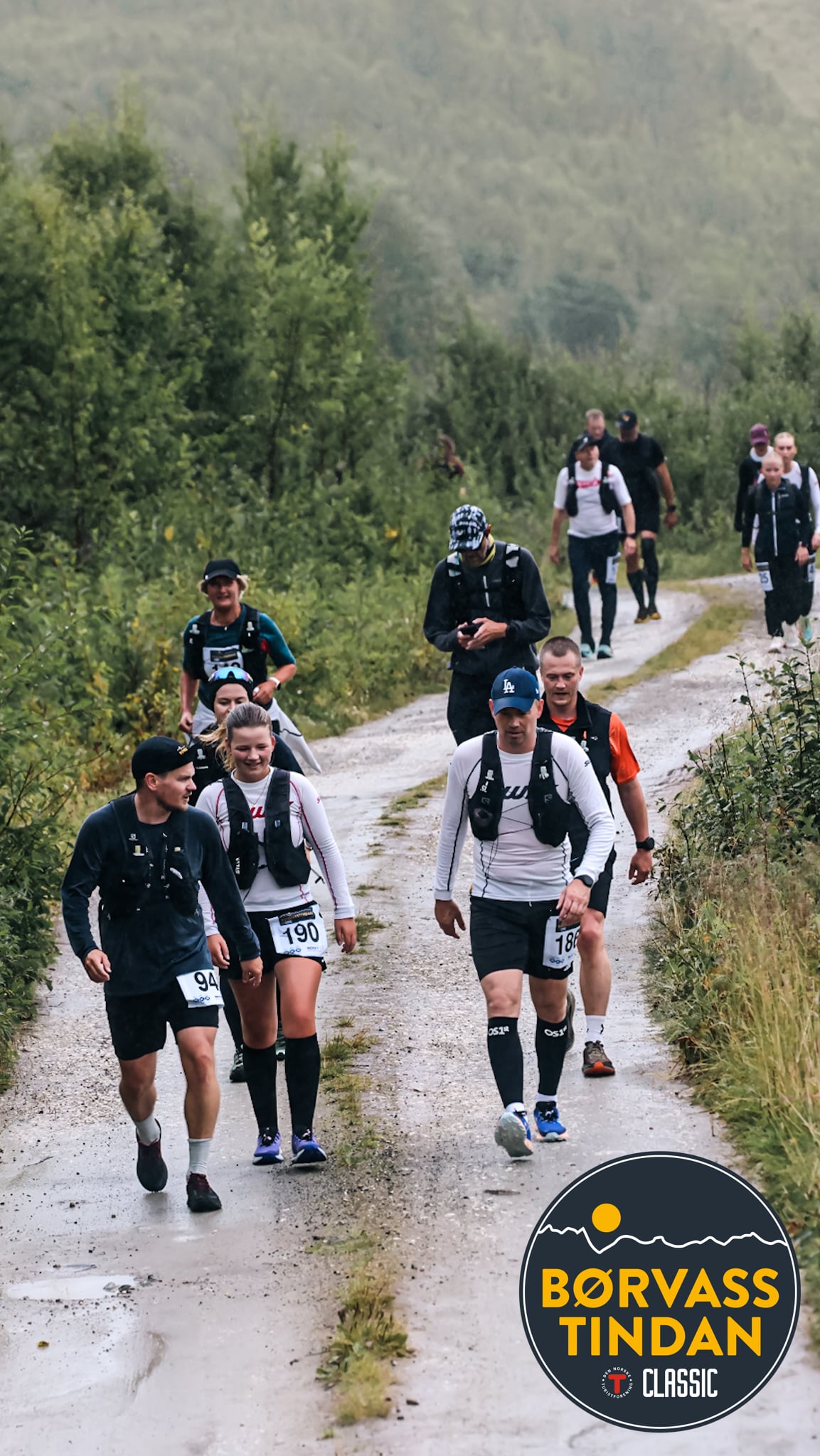Deltakere p&aring; fjell&oslash;p som l&oslash;per opp en bratt traktorvei.