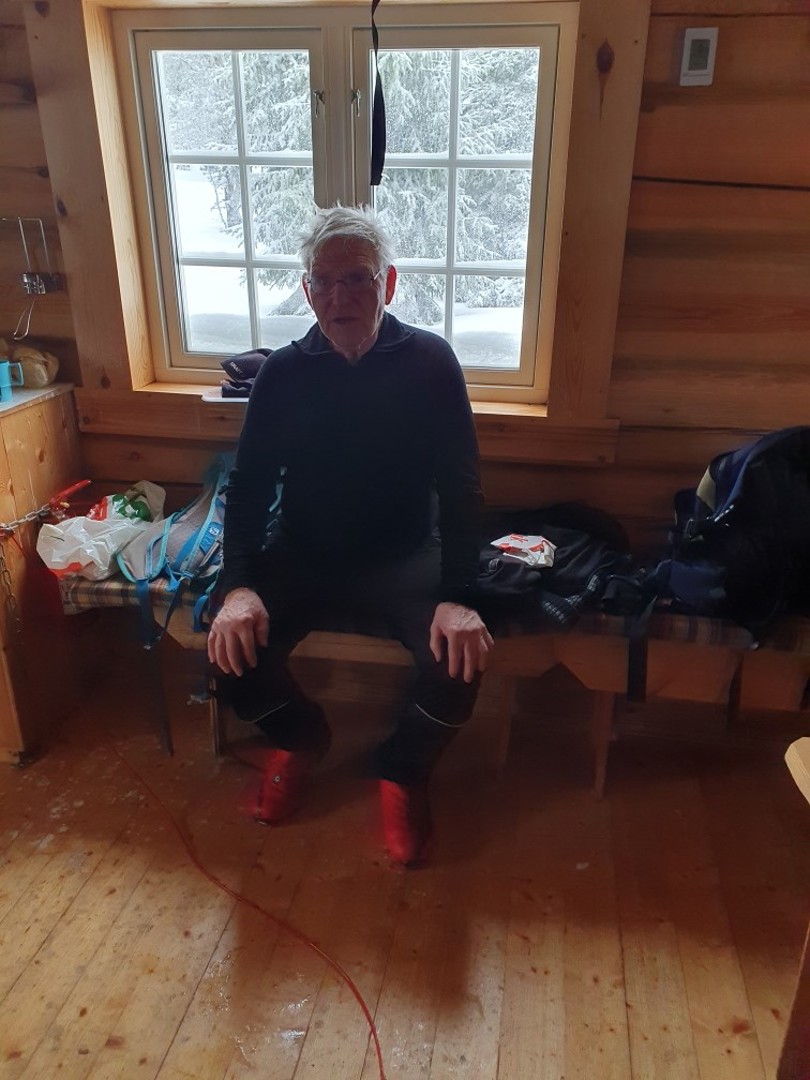 Mann sitter inne i Blåmyrkoia.