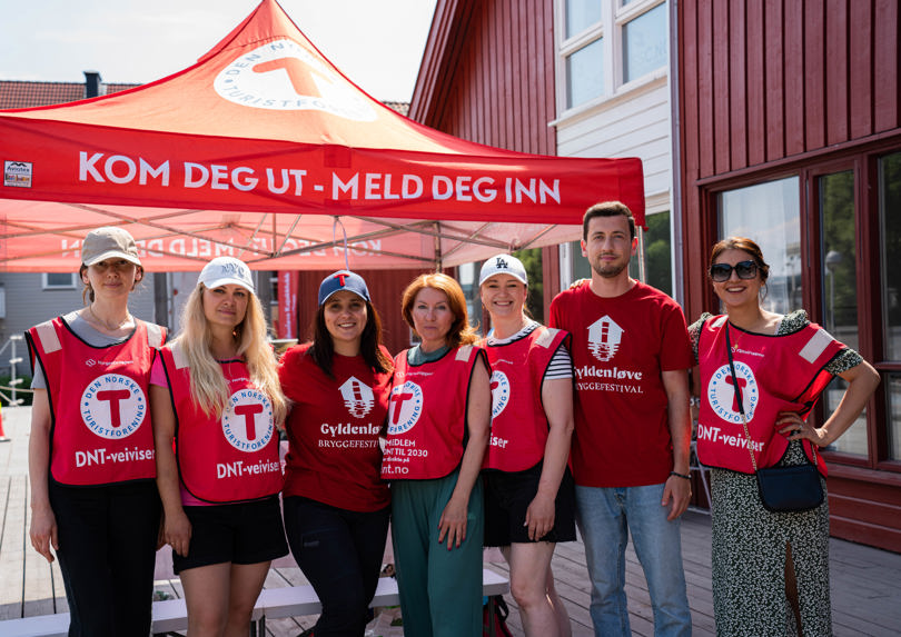 En gjeng med Frivillige i Den Norske Turistforening som hjelper til under et arrangement.