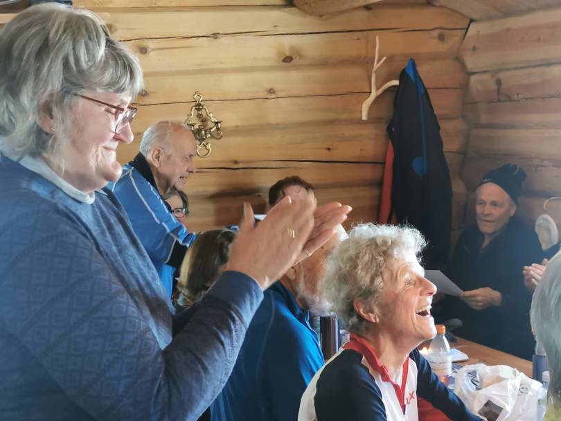 Bursdagsfeiring inne på Blåmyrskoia.