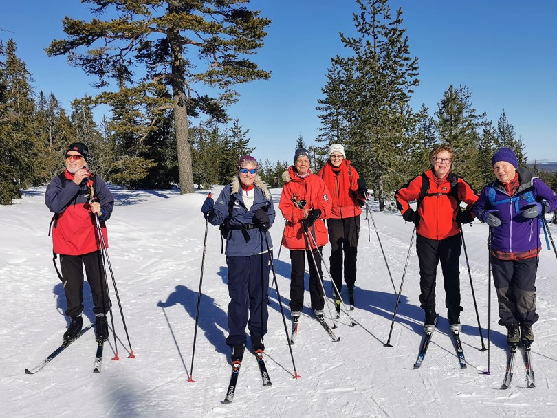 Blide skiløpere klar for skitur.