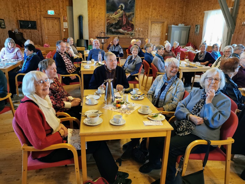 Bilde av mange glade mennesker.
