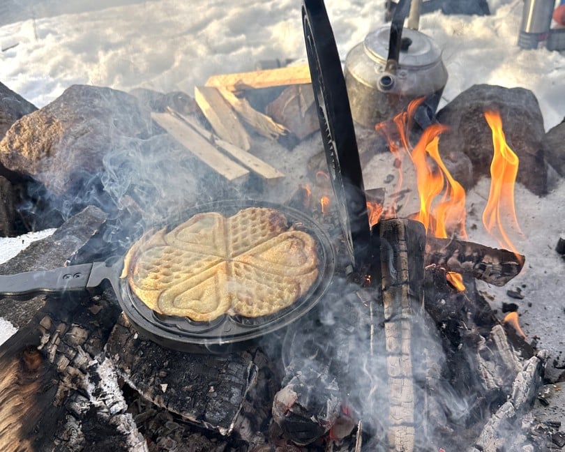 Bildet viser vafler på bål