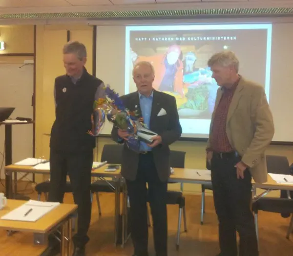 En mann mottar blomsterbukett