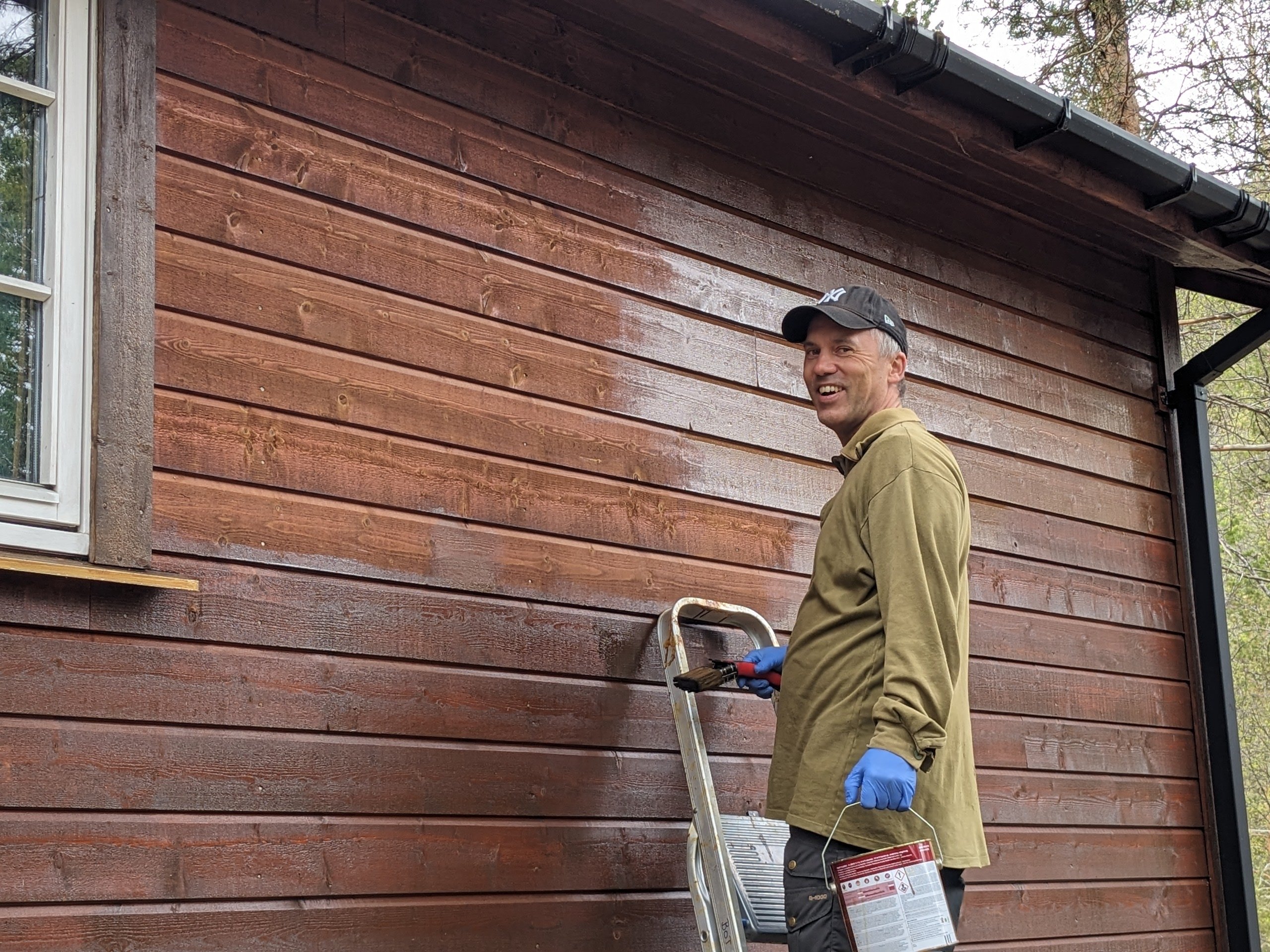 Mann i gardintrapp maler vegg