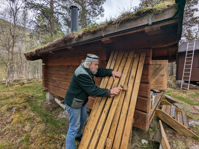 Mann med grått hår rengjør badstubenker