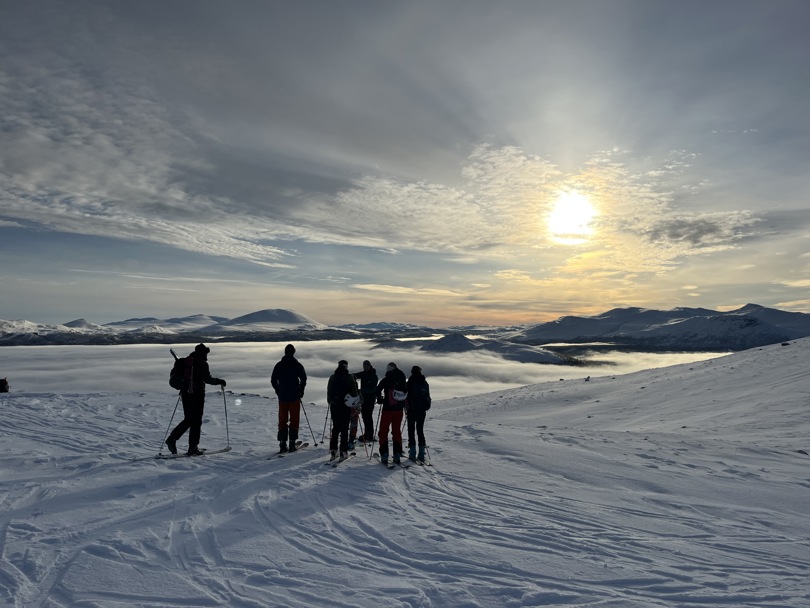 Gruppe skiløpere på fjellet.