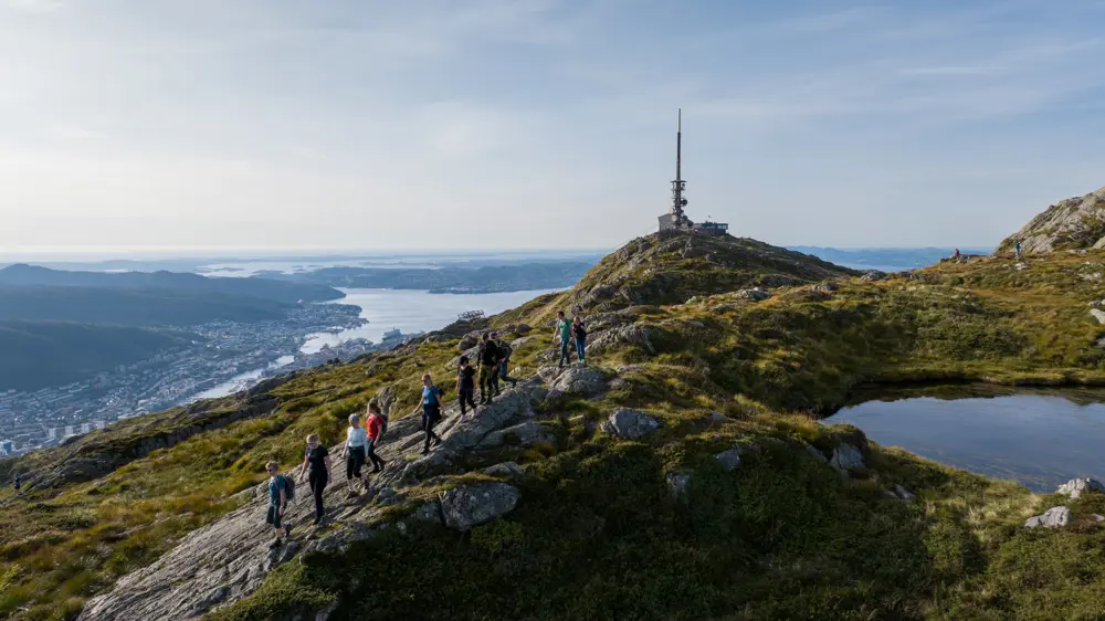 Turfølge går på rad med Ulriksmasten i bakgrunn