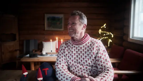 Daglig leder i DNT Oslo og Omegn, Henning Hoff Wikborg sitter inne i en markahytte.