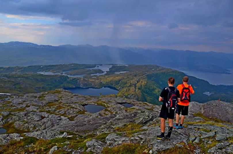 To som nyt utsikta frå Vesoldo mot Hedlafjell