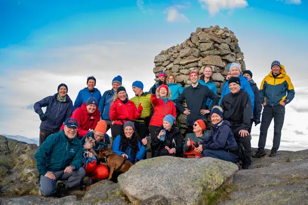 Gruppe mennesker på en fjelltopp.