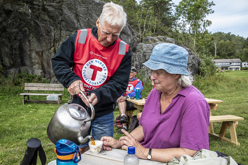 Mann heller opp kaffe