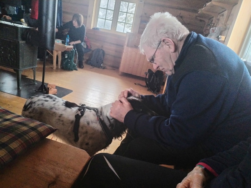 Mann koser med hund.