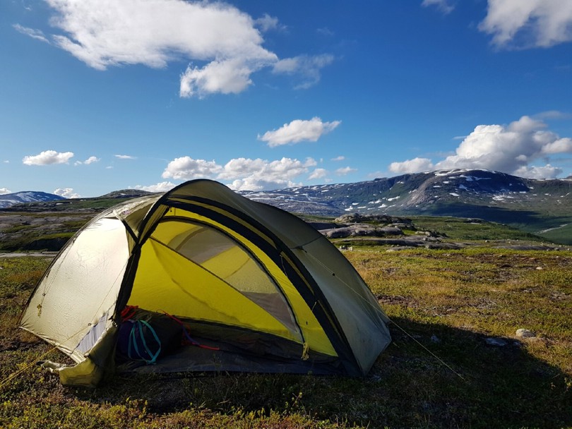 Telt med utsikt mot fjell