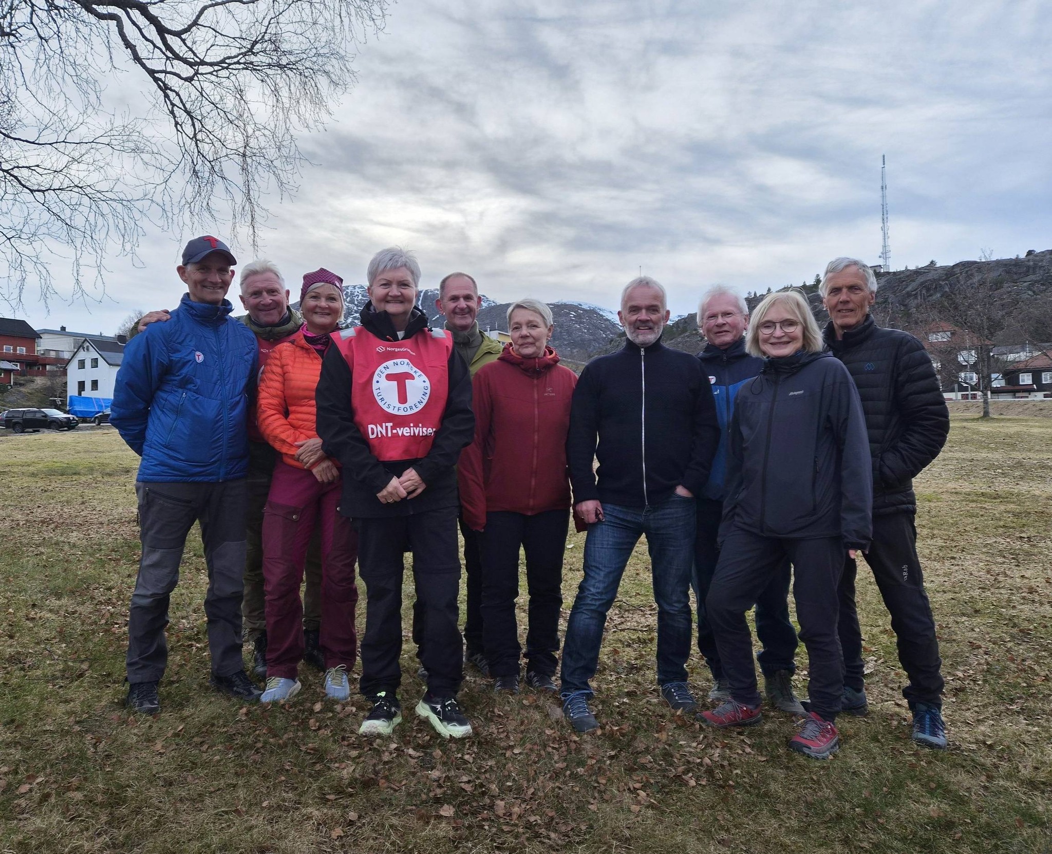 10 personer p&aring; et bilde