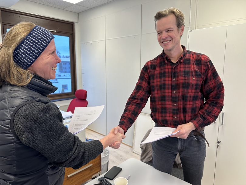 Daglig leder Ellen Kristine Næsje og gårdeier Knut Solberg etter at kontrakten er signert.