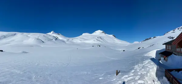 En snørik vinterdag i fjellet.