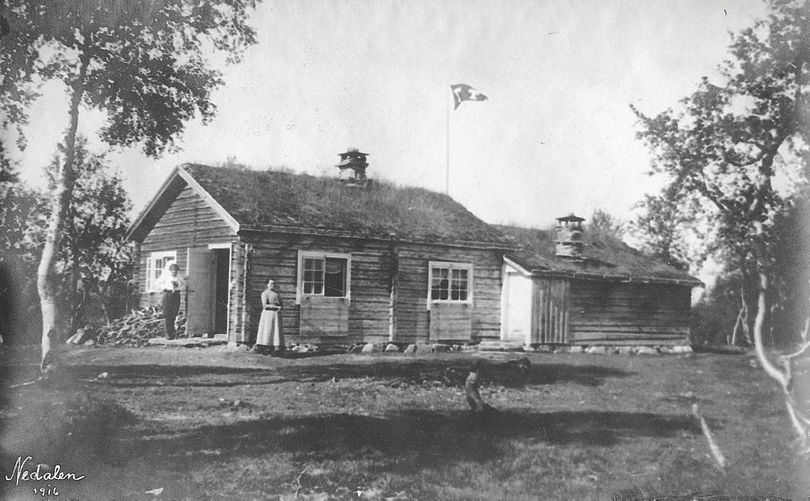  Den andre Nedalshytta fra 1903. Nybygget til venstre og gammelhytta som ble flyttet og bygget inntil ser du til høyre. Foto: TT billedarkiv 