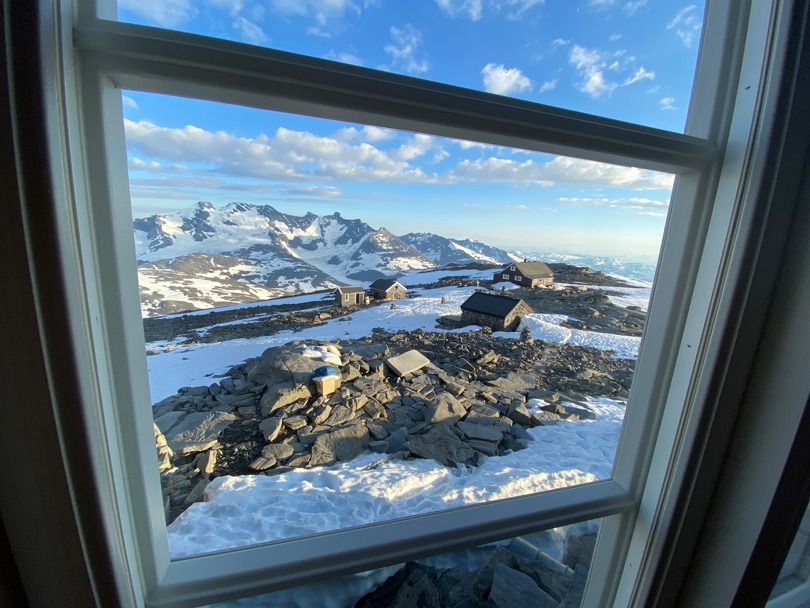 Utsikt ut av vindu mot snødekte fjell